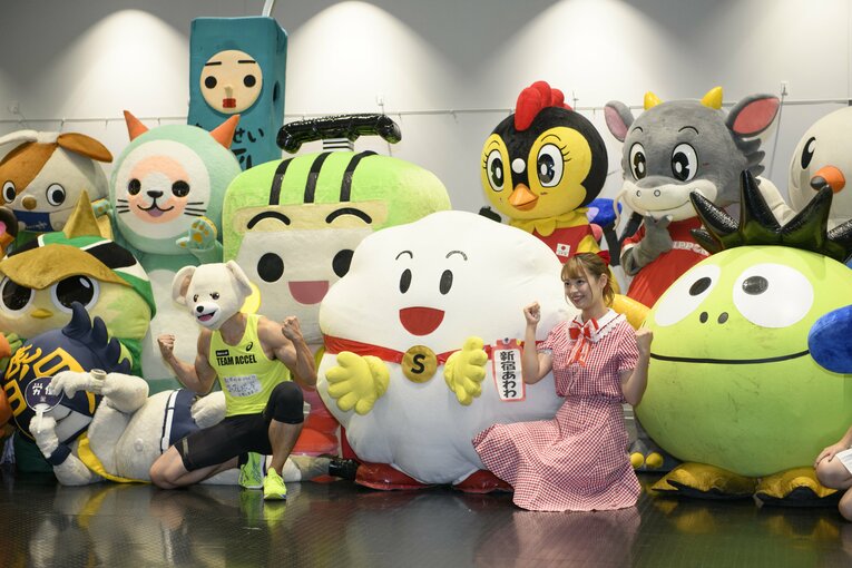 ぎゅうぎゅう詰めで写真に収まる　©Hirofumi Kamaya