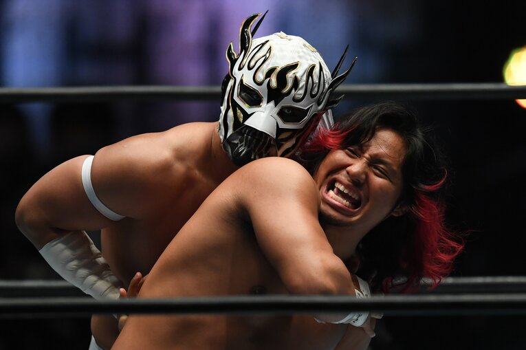 エル・デスペラードと高橋ヒロム（クリックすると「この記事の写真」に飛びます。流血等の過激な写真を含みますのでご注意ください）