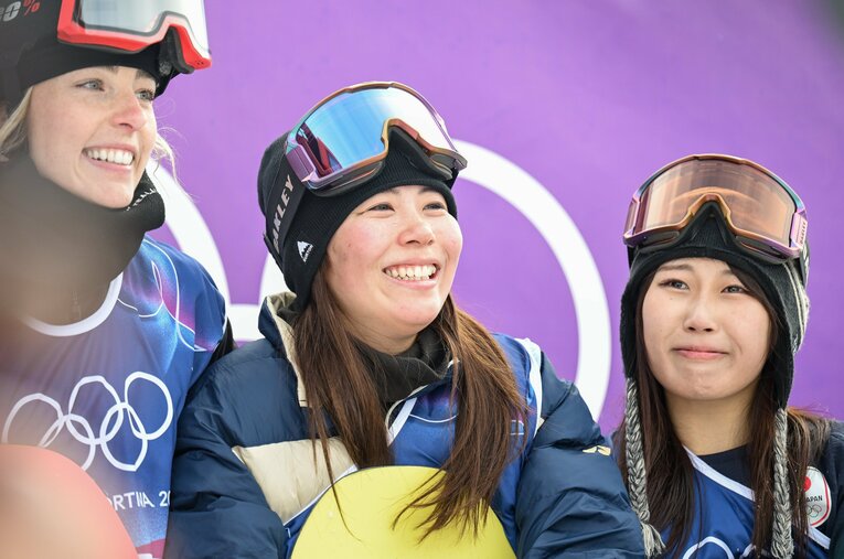 スノーボード女子スロープスタイル、金の深田（中央）のランは素晴らしかったが、疑問の残った採点で銅の村瀬（右）は悔しそうな表情も見せた ／ photograph by Nanae Suzuki/JMPA