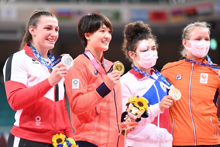 「終わったな」「何やってるんだろう」 “27歳初出場で金メダル”新井千鶴の「積み上げてきたものが違う」柔道人生(12)