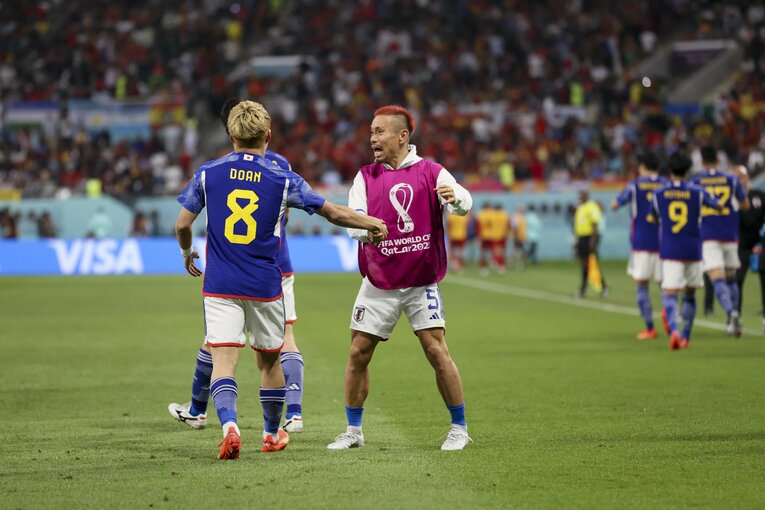 ゴールの祝福を何度も行う長友　©Kaoru Watanabe／JMPA