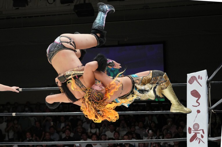 コーナーからダブルアームスープレックスを見せるジュリア　©Essei Hara