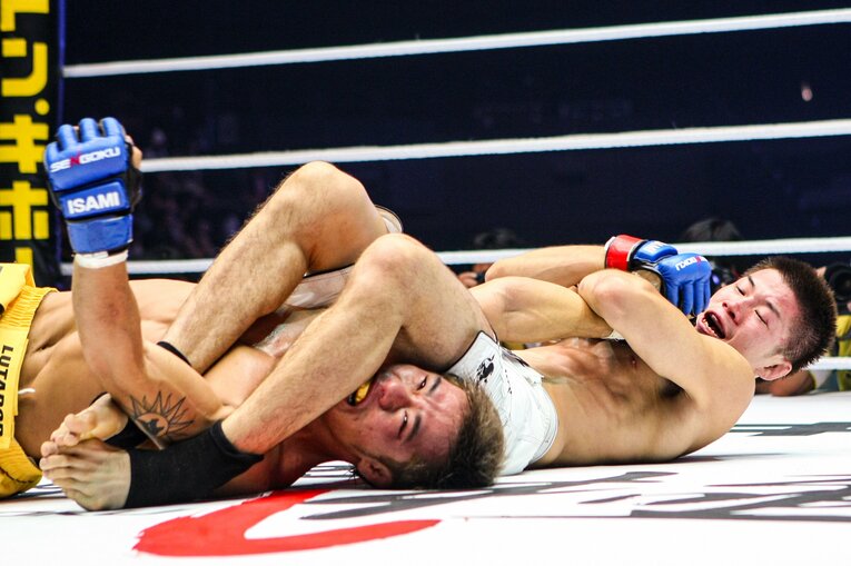 日沖に腕十字を極められかける金原　©Susumu Nagao