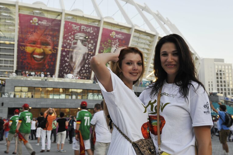 EUROにいた美しい女性サポーターの応援姿（50枚超）　©Sports Graphic Number