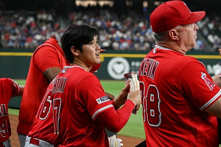 2023年、エンゼルス時代の大谷翔平とネビン監督 ／ photograph by Nanae Suzuki