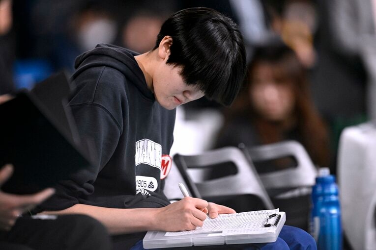 スコアをつける枩田マネージャー　©︎Hiroyuki Nakamura