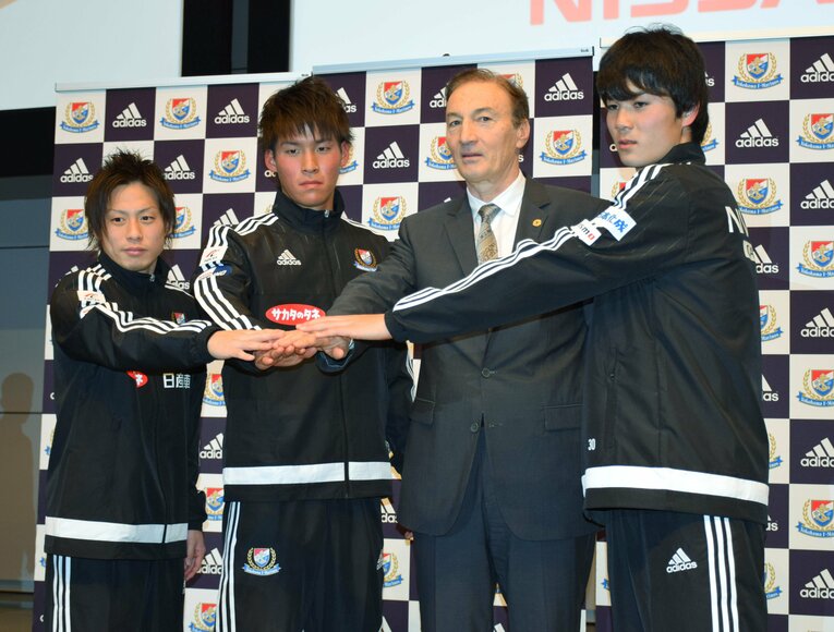 2015年のマリノス監督就任記者会見。左から仲川輝人、中島賢星、田口潤人　©JIJI PRESS