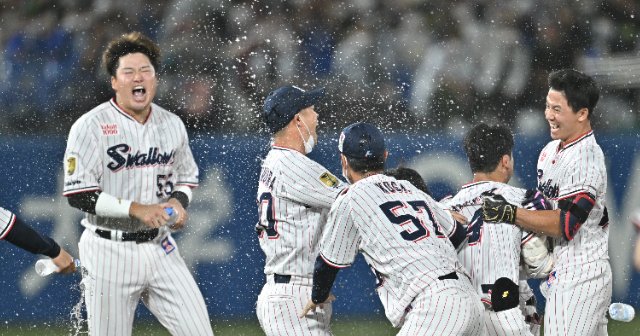 野村克也監督のバッグを忘れる大失態！ 平謝りの裏方に名将がかけた言葉は…ヤクルト一筋44年“伝説の用具担当”が明かすスワローズ秘録（2／3） -  プロ野球 - Number Web - ナンバー