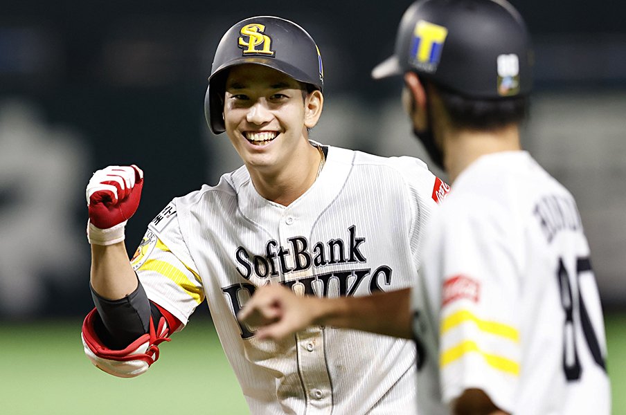 開幕戦でサヨナラ打の栗原陵矢。「城島健司の姿と重なる」23歳。<Number Web> photograph by Kyodo News