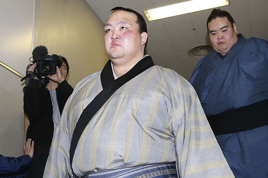 稀勢の里の引退で思い出した、1人で福岡に通っていた懸命な姿。<Number Web> photograph by Kyodo News