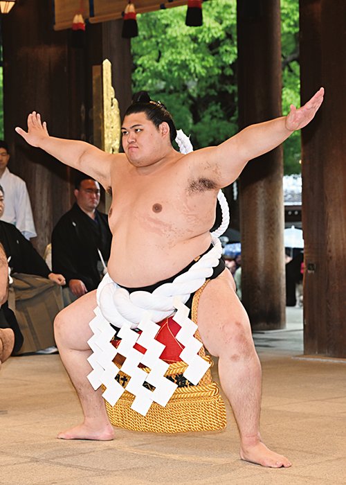 五月三十日　雨天で奉納土俵入りが社殿内で行われるのは初めての例。1分22秒かけ、堂々と務め上げた