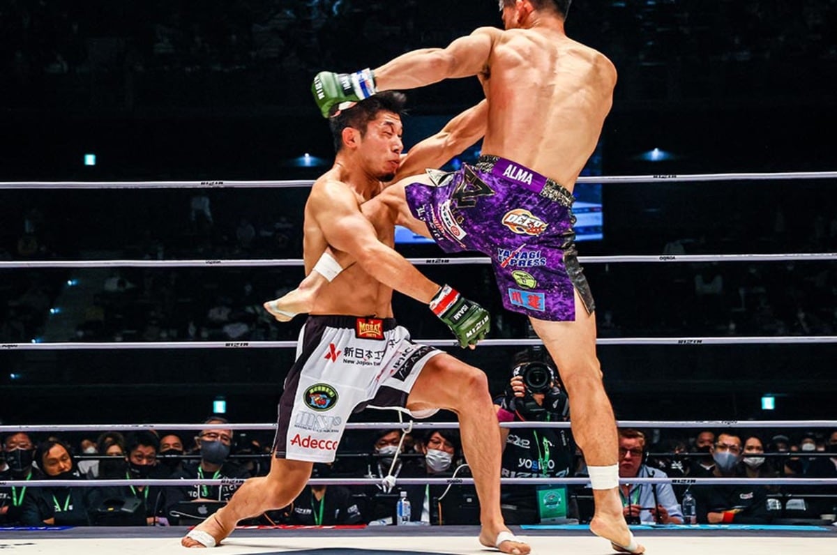 RIZIN】牛久絢太郎が王者・斎藤を“飛びヒザTKO”で衝撃の戴冠…マッチメイク「白紙」の大晦日、朝倉未来の対戦相手は誰になるのか？ - 格闘技 -  Number Web - ナンバー