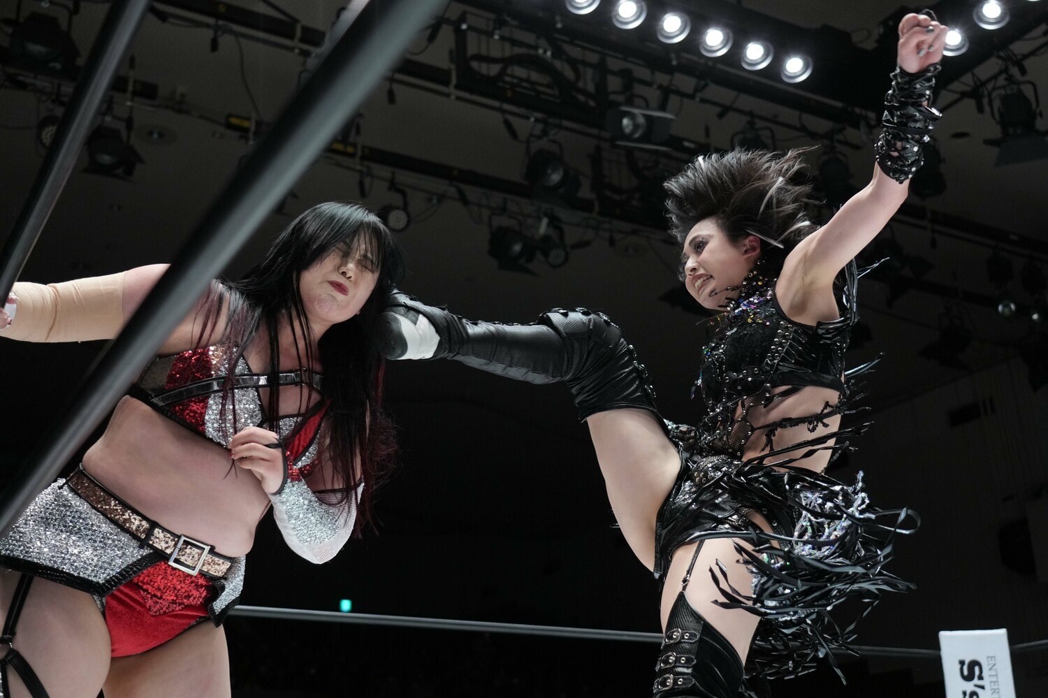 舞華にキックを浴びせる上谷沙弥。12月8日、後楽園ホール ©Essei Hara