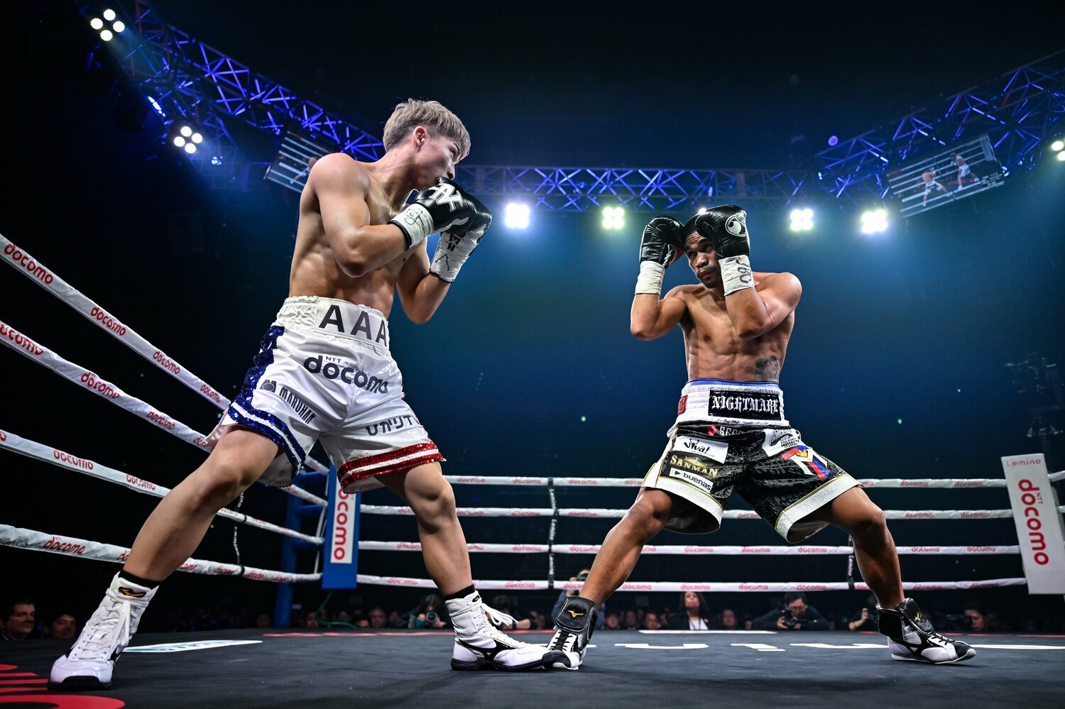 1ラウンド、やや後ろ重心で井上尚弥と対峙するタパレス　©Hiroaki Yamaguchi