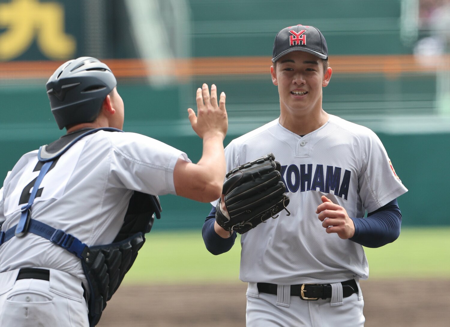 センバツで優勝した横浜高の奥村頼人（3年）。やはり黒のグローブを使用していた　©JIJI PRESS