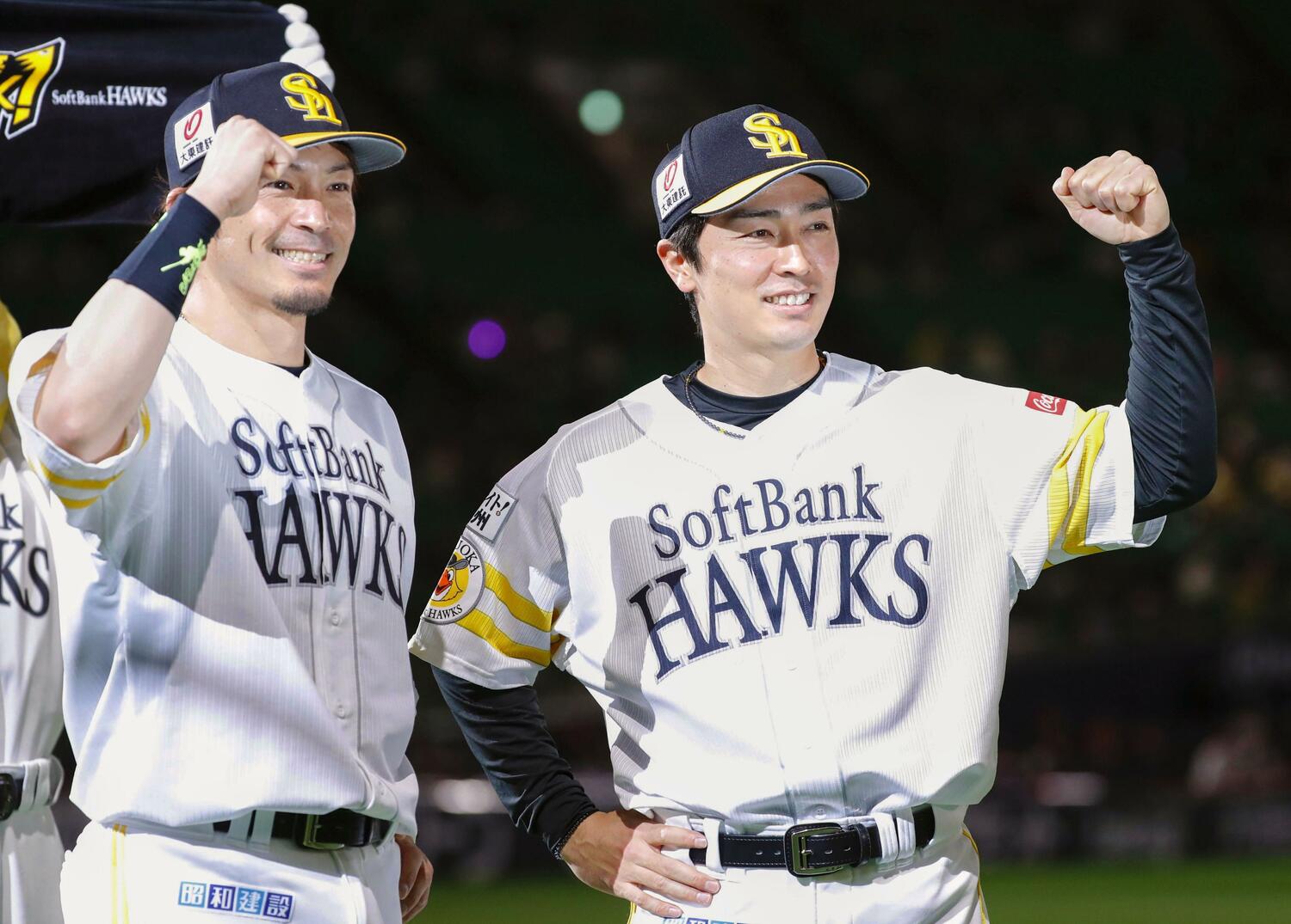4月14日、今季初勝利を挙げて松田(左)とともにお立ち台に上がった和田 ©︎KYODO