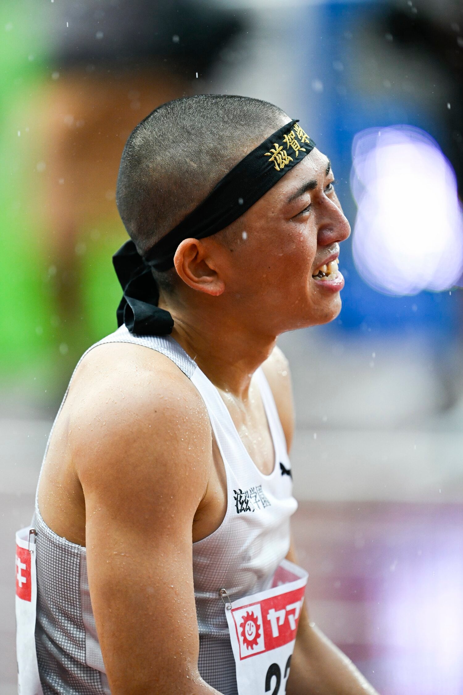 フィニッシュ後にはトラックに座り込み、悔しさをあらわに ©Asami Enomoto