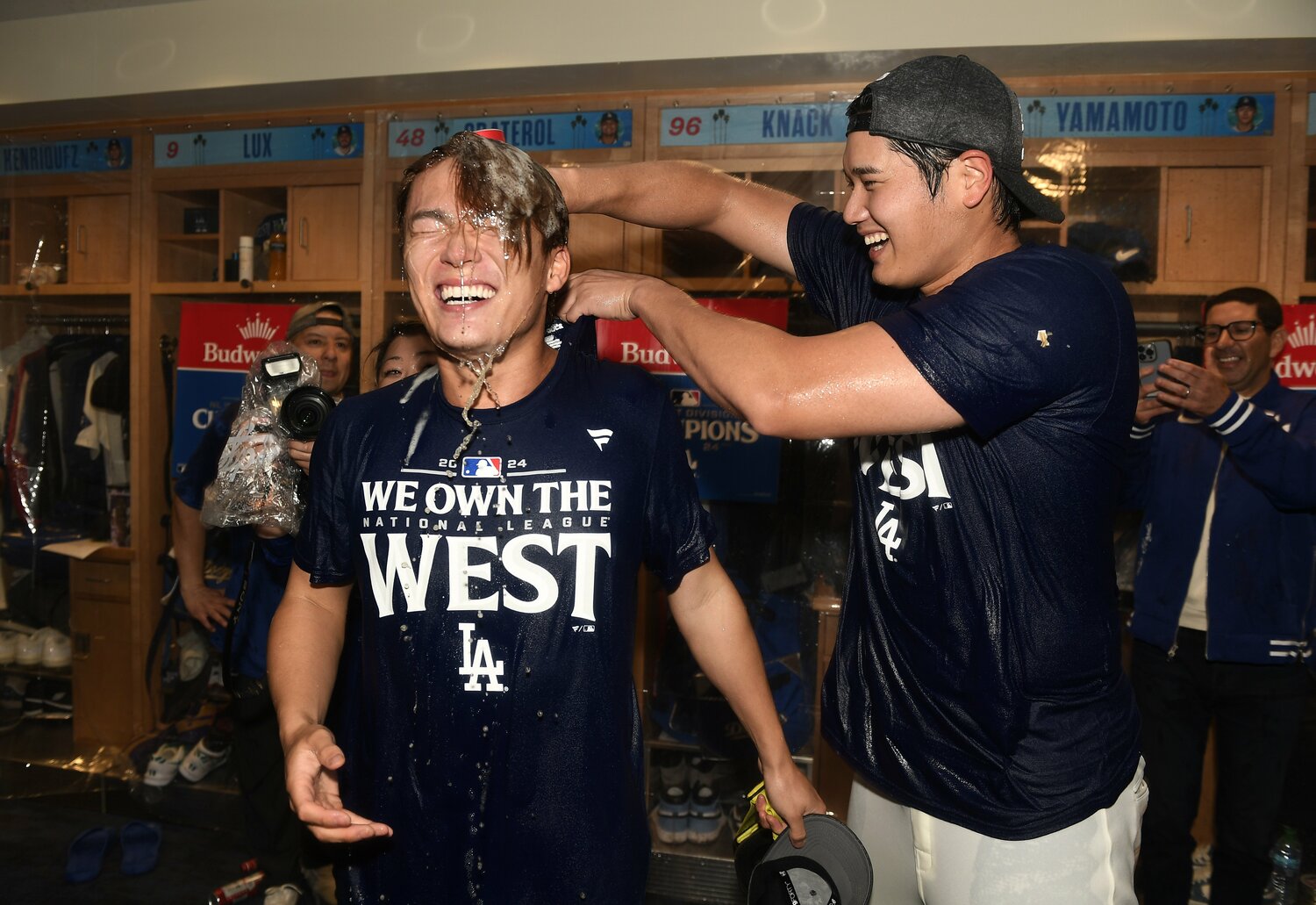 山本の背中にビールを流し込む大谷　©Getty Images