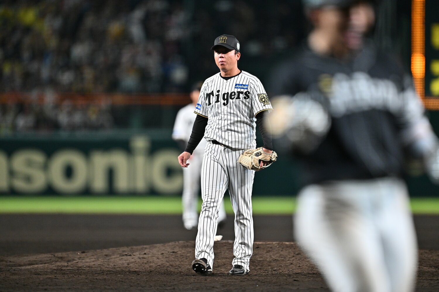 延長11回からマウンドにあがった村上頌樹はソフトバンクの野村勇に決勝アーチを浴びた　©️Hideki Sugiyama