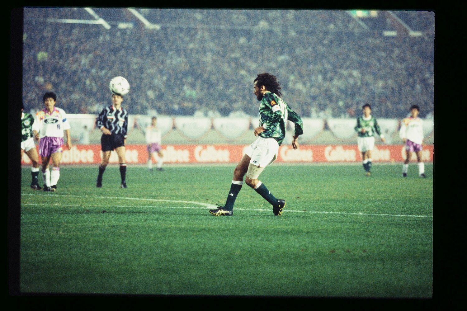 1994年のチャンピオンシップ第2戦で決めたループシュートの瞬間 ©︎J.LEAGUE