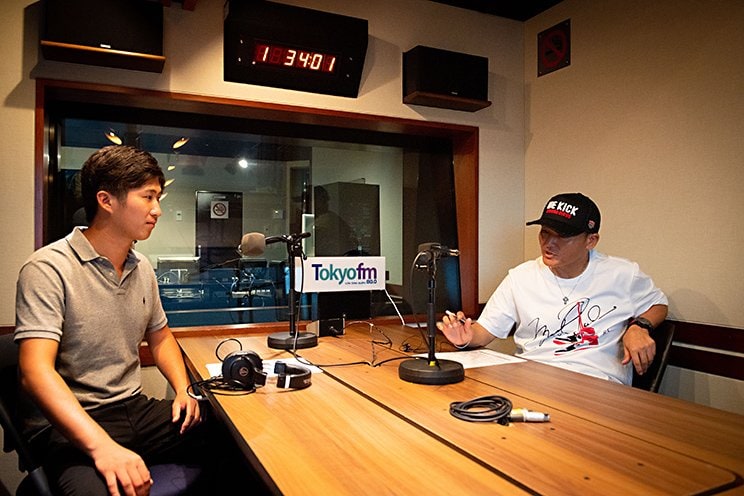 丸山のアドバイスを真剣な表情で聞く星野。プロ初優勝も日大の先輩の助言が大いに役立った ©︎Asami Enomoto