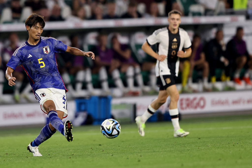 目立たないながら好ポジショニングで攻撃を循環させた守田　©Getty Images