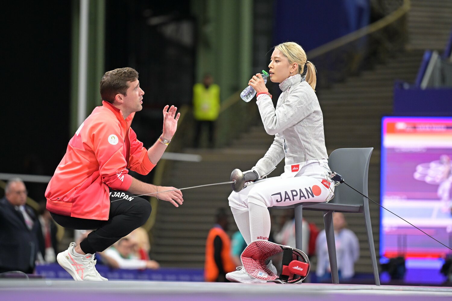 江村に助言を与えるコーチのジェローム・グース　©JMPA