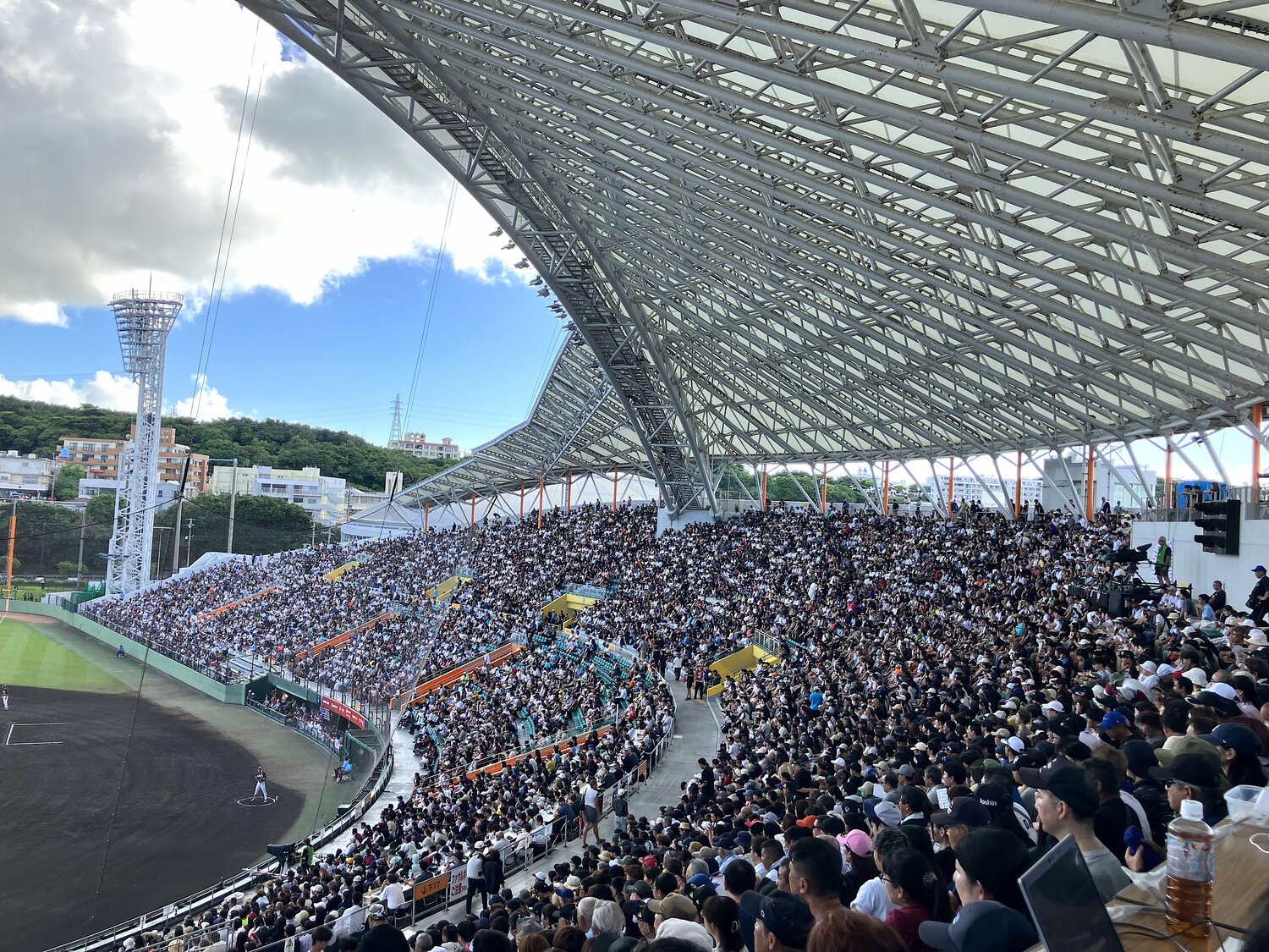 決勝戦当日、満員の沖縄セルラースタジアム那覇　©Takarin Matsunaga
