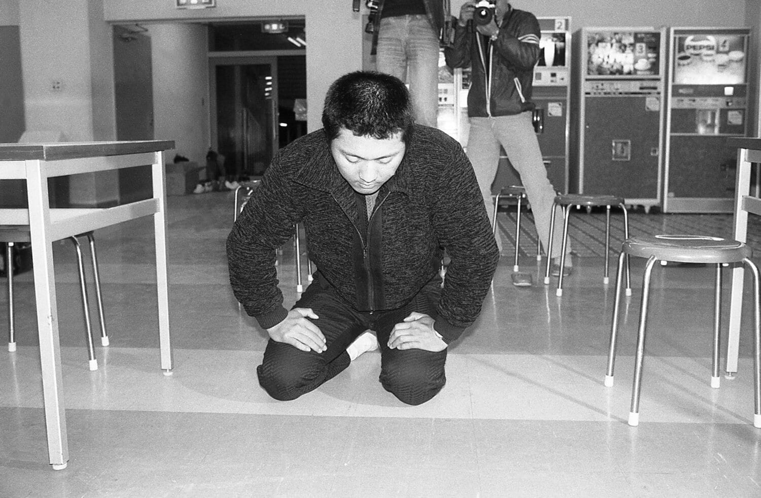 在学中の自身のケンカが原因で対外試合自粛となった横浜高校を訪問し、謝罪する愛甲猛　©Sankei Shimbun