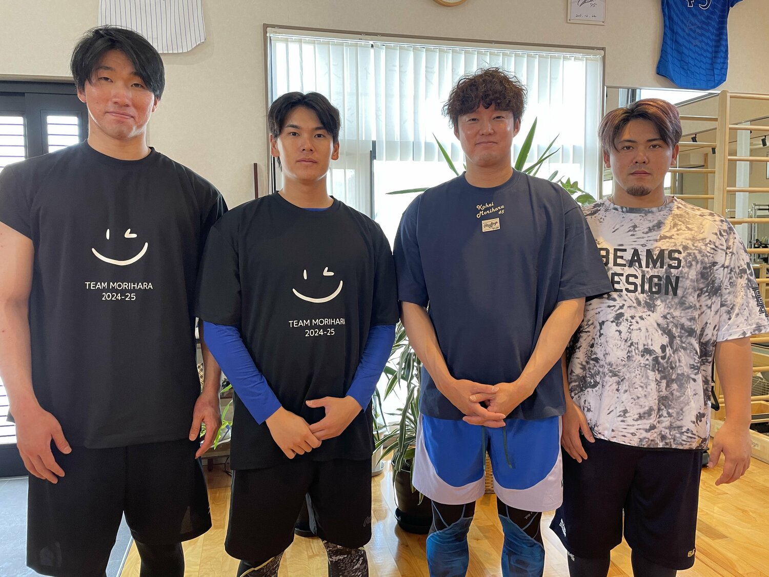 左から清宮虎多朗、坂本裕哉、森原、中川虎大。「チーム森原」シャツがかわいい　©Takashi Ishizuka