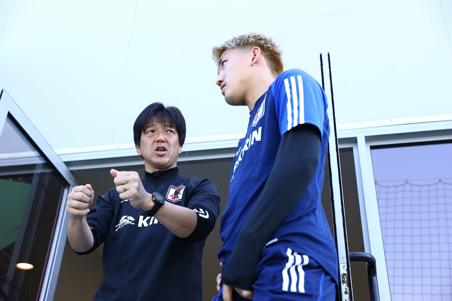 トレーニング中、名波コーチとコミュニケーションを取る堂安　©JFA/AFLO