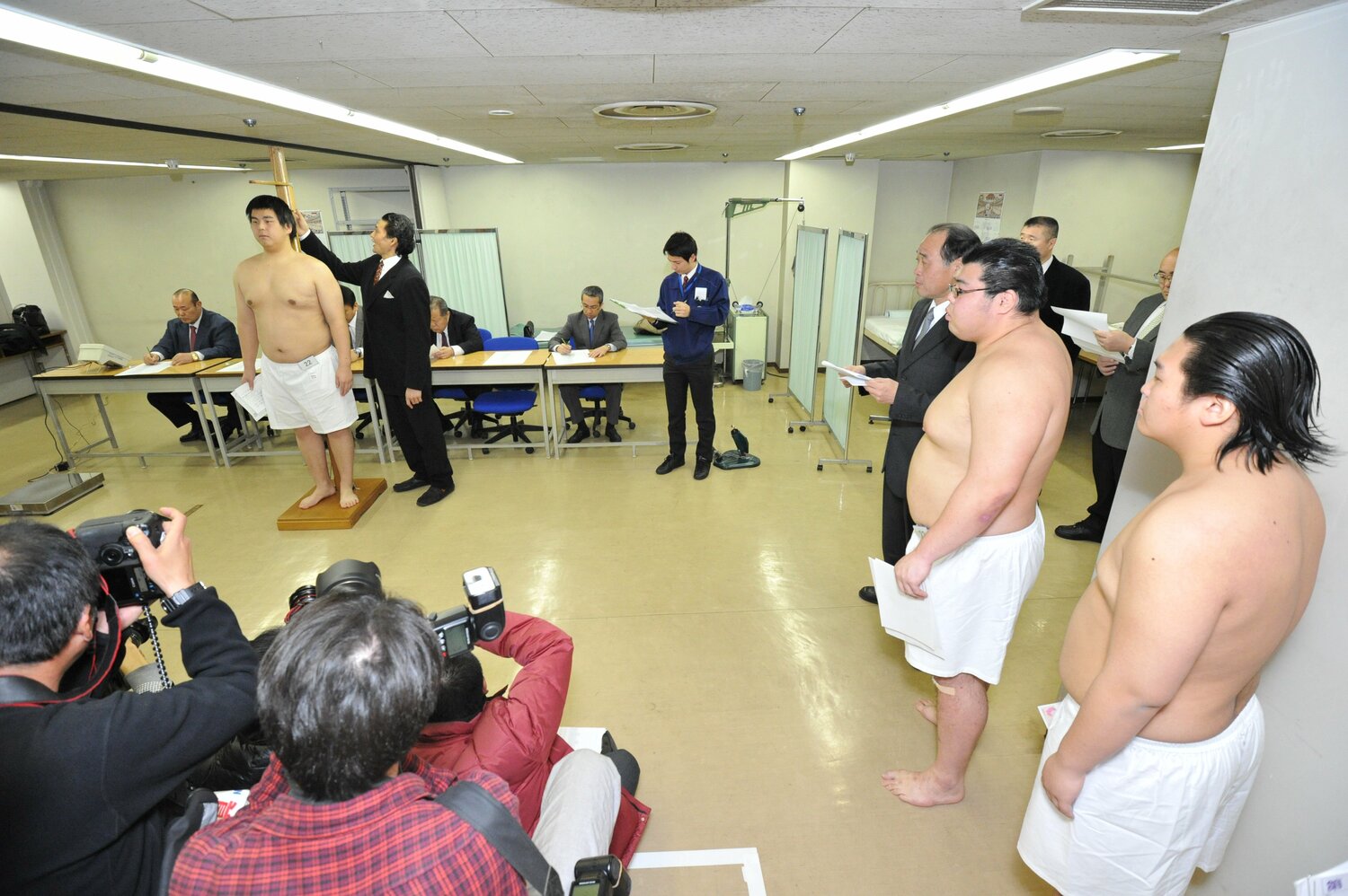 実際の新弟子検査の様子（2011年）©JMPA