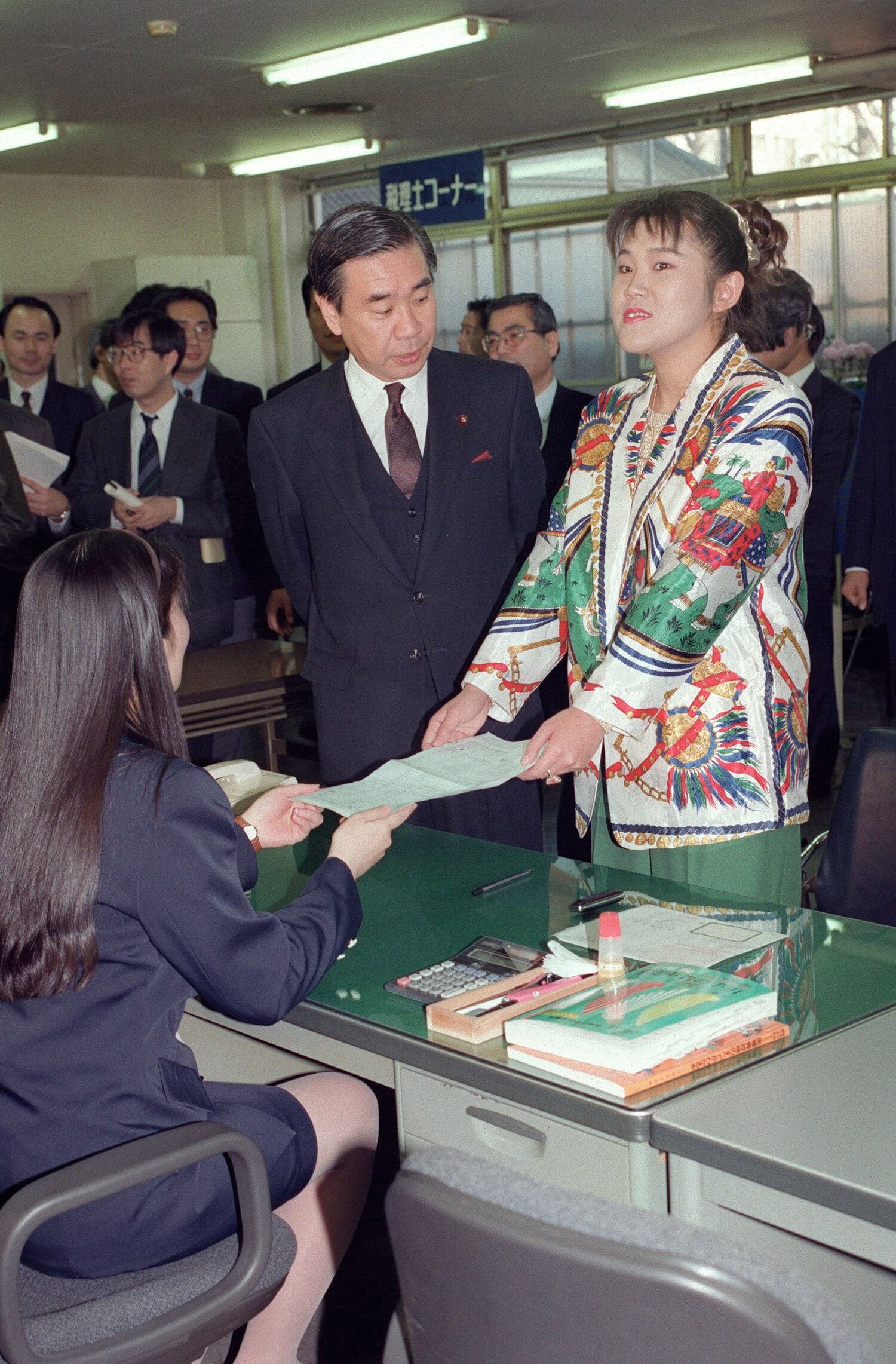 写真は1992年2月。高額納税者として確定申告をする山田邦子 ©JIJI PRESS