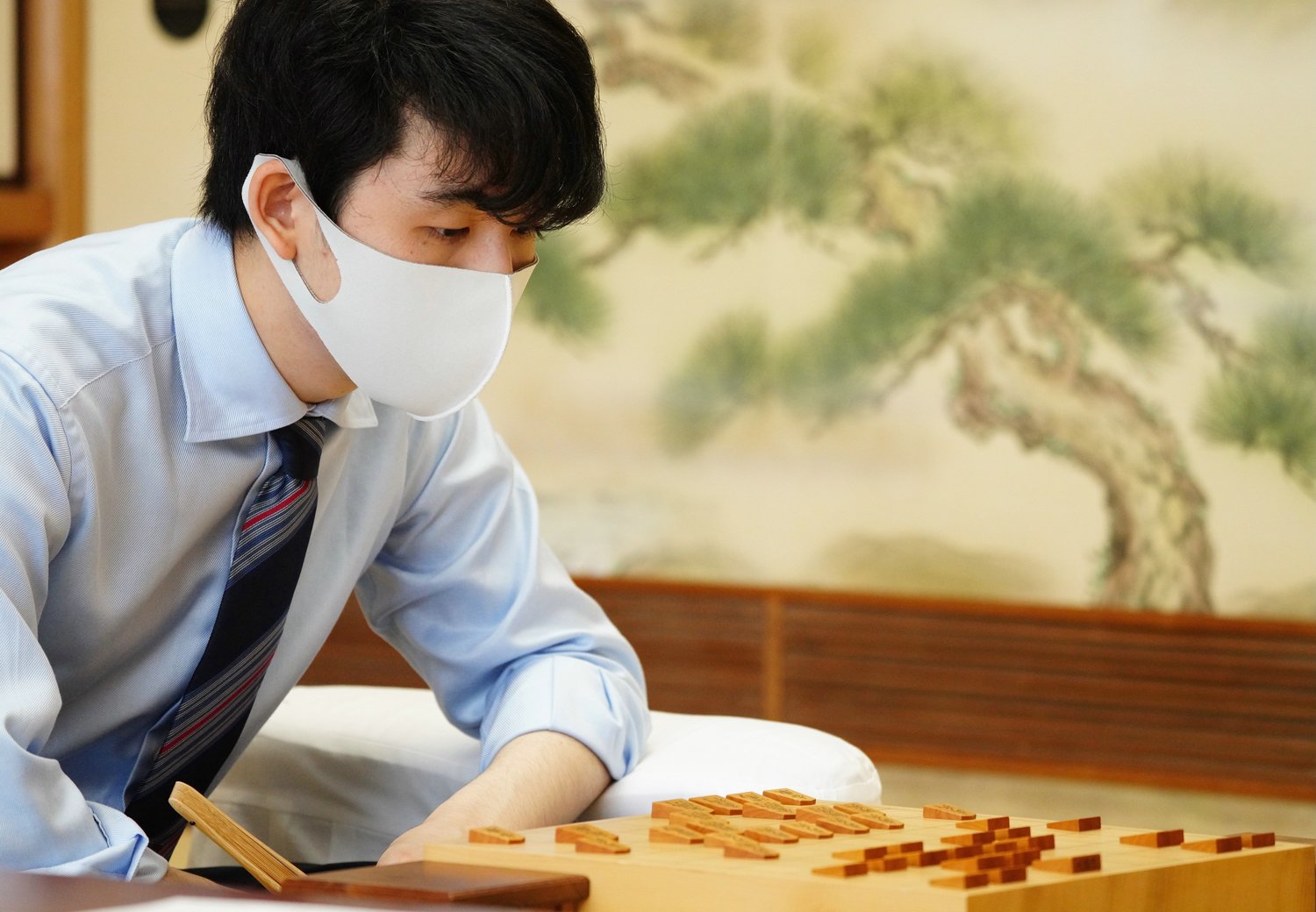 盤面を見つめ熟考する藤井聡太二冠　©JIJI PRESS