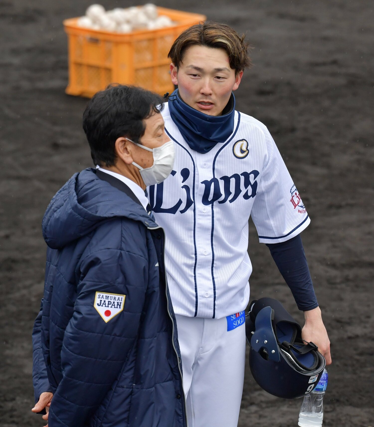 写真は2022年2月のキャンプで。視察に訪れた栗山監督と話す源田　©Sankei Shimbun