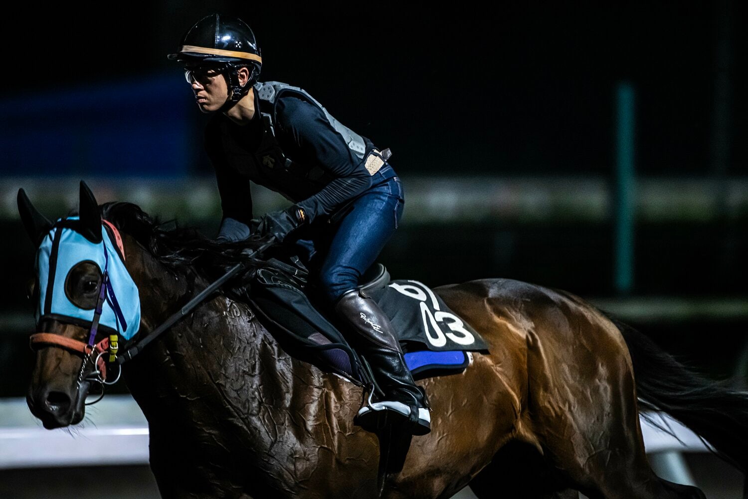 調教で馬に跨る宮川実騎手　©Takuya Sugiyama