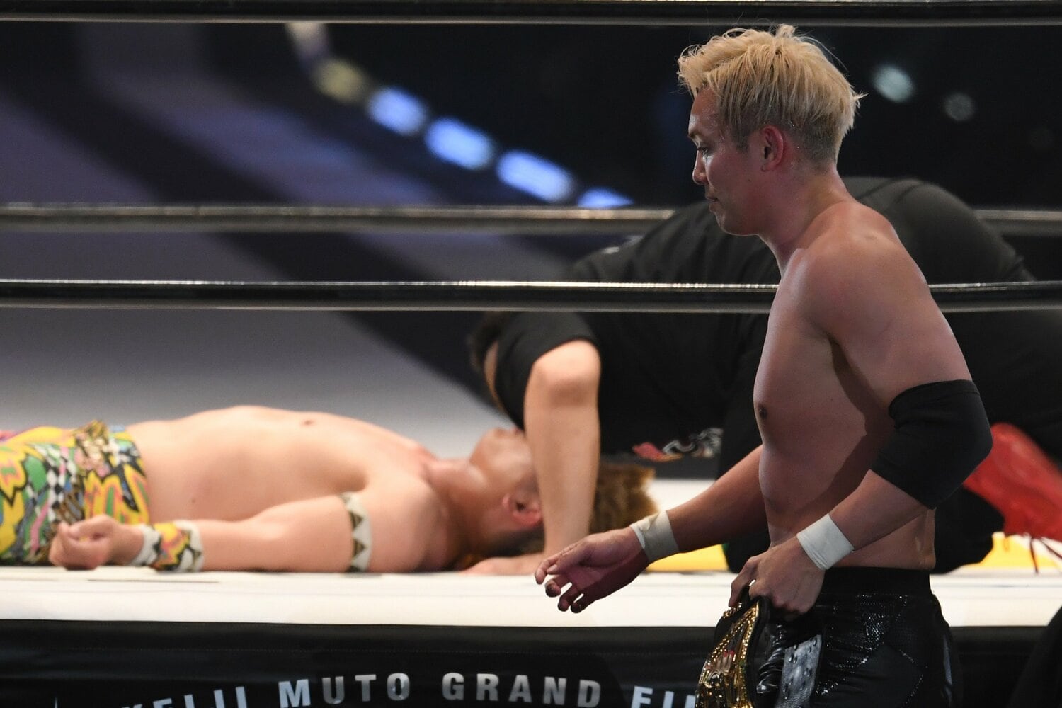 リング上に清宮海斗を残し、淡々と退場するオカダ・カズチカ