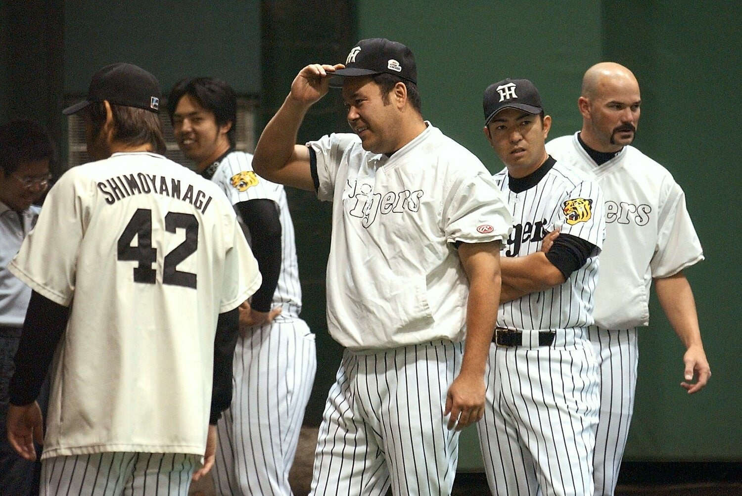 日本シリーズ第３戦が雨天順延となり、室内練習場で調整する阪神投手陣。左から下柳剛、井川慶、伊良部秀輝、右端はムーア　©︎JIJI PRESS　