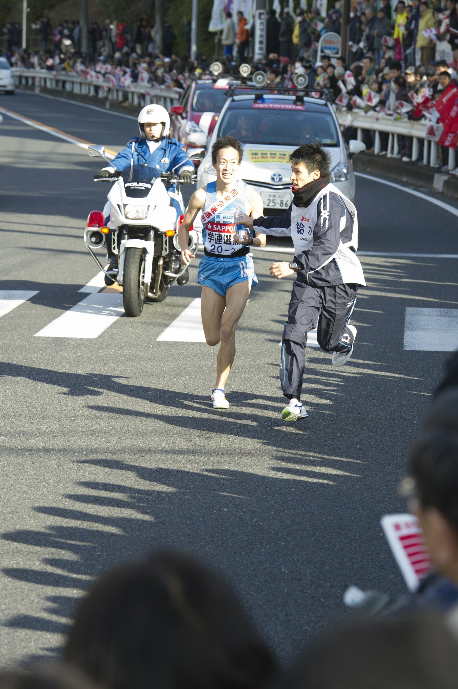 最後の箱根路で村澤は学連選抜チームに入った同級生・早川の給水を務めた　©BUNGEISHUNJU