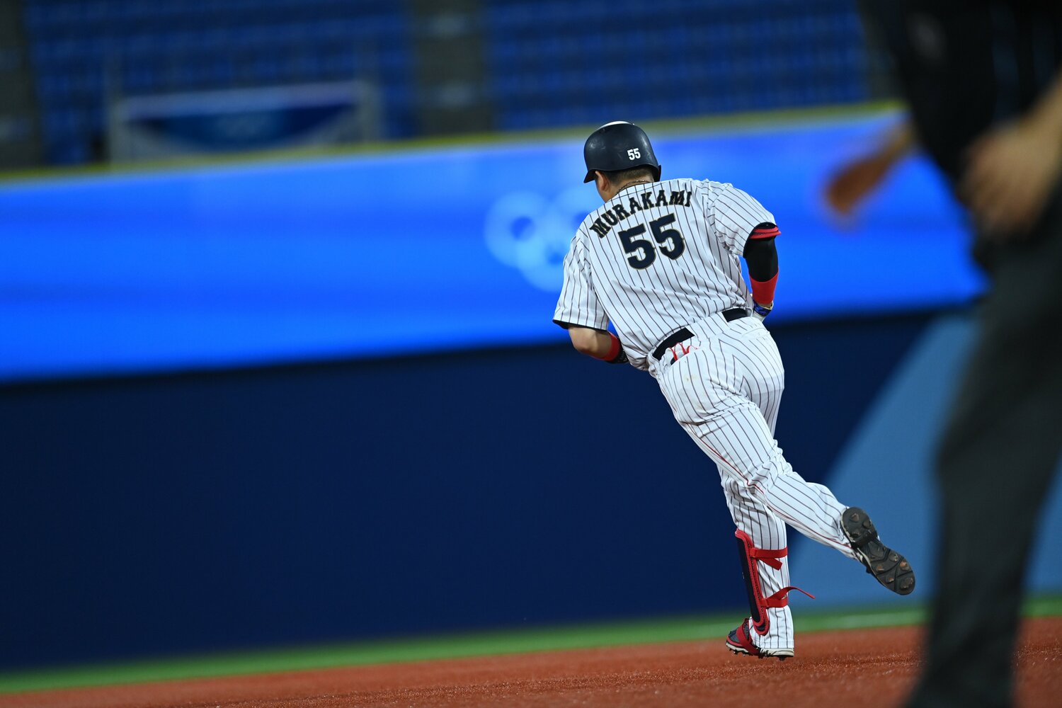 昨夏の東京五輪では日本代表に選ばれ決勝のアメリカ戦でホームランを放った村上　©︎Naoya Sanuki