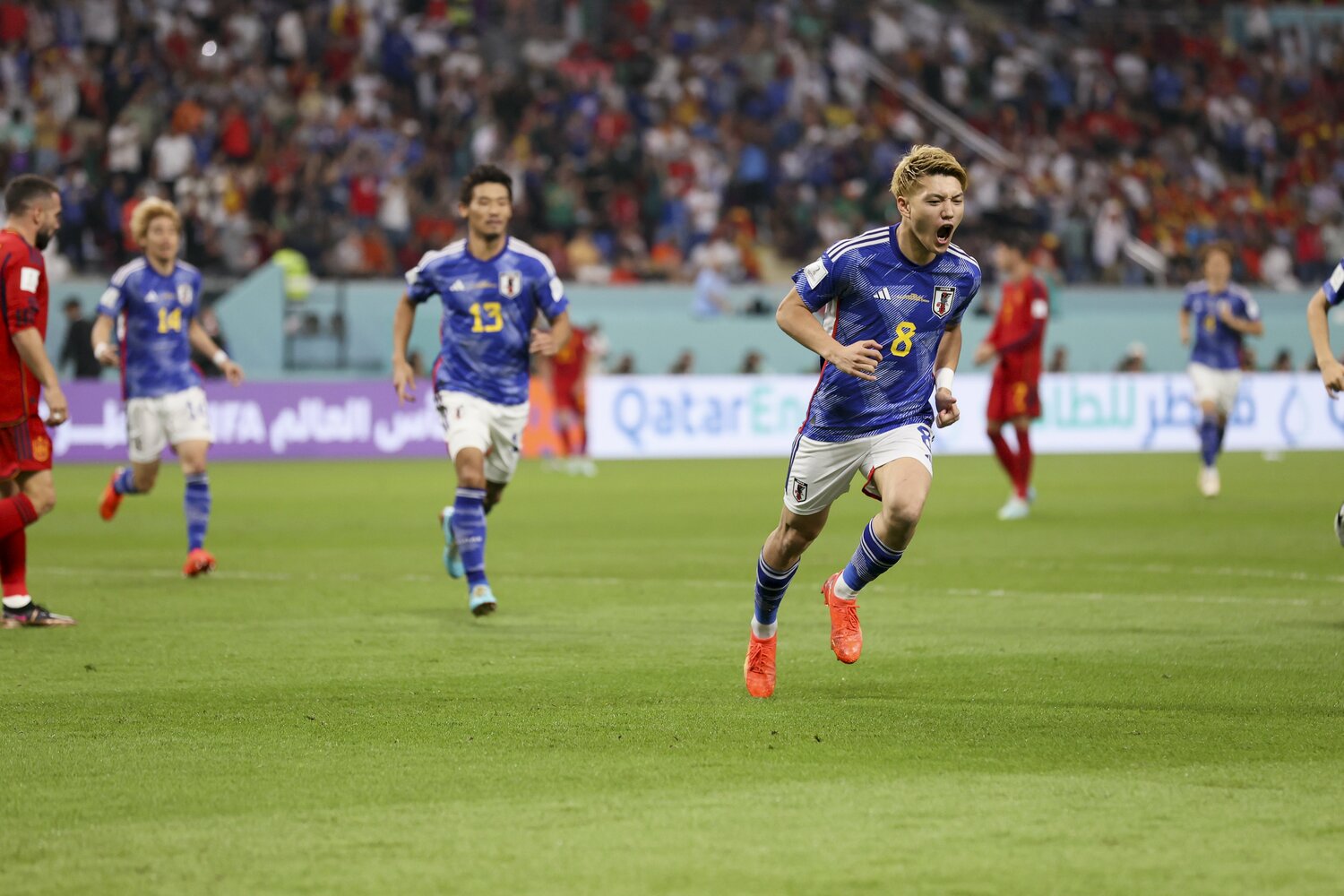 強烈なミドルシュートをゴールに突き刺した堂安律　©Kaoru Watanabe/JMPA