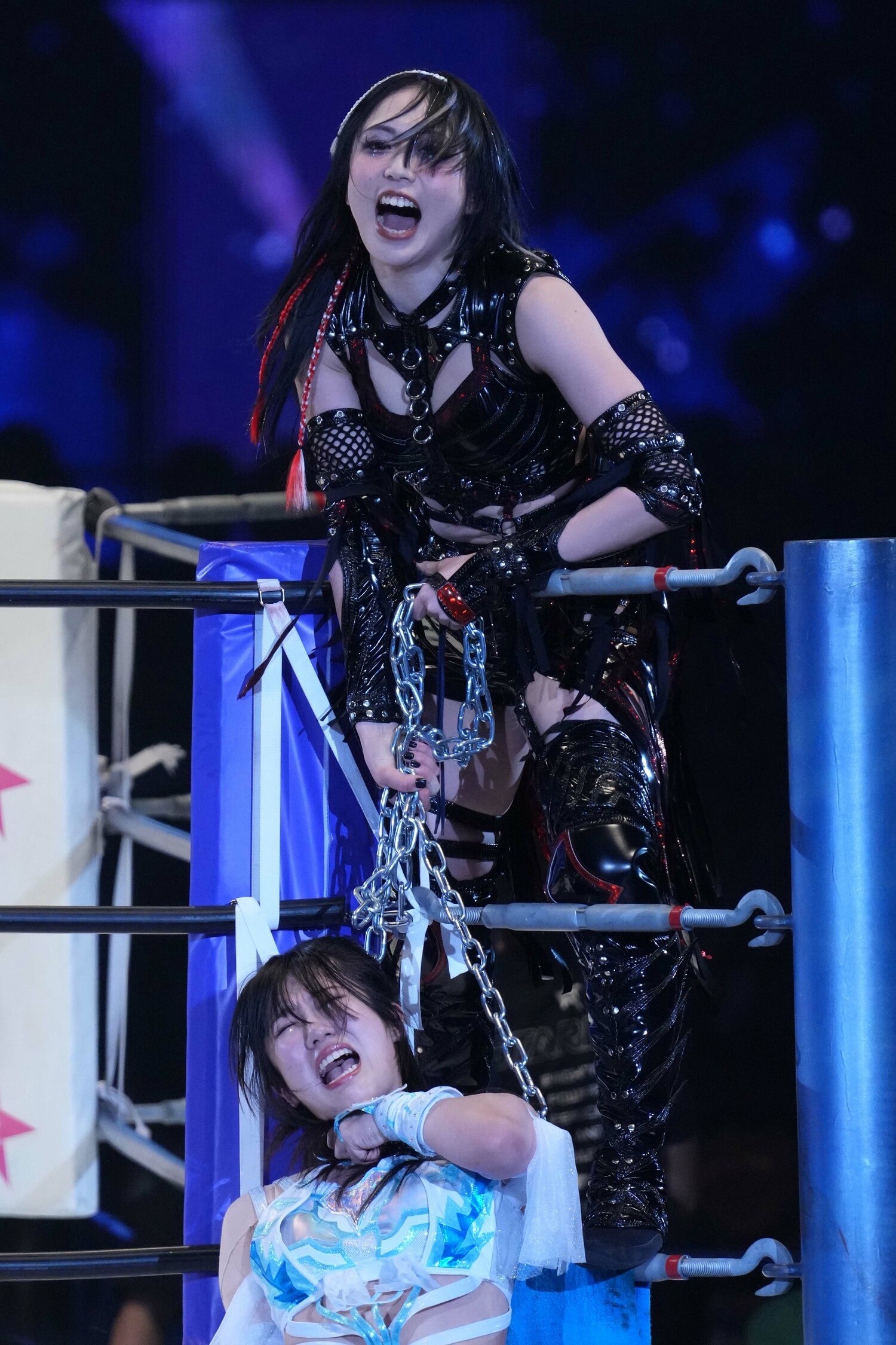 チェーンで玖麗さやかの首を絞める上谷沙弥　©Masashi Hara