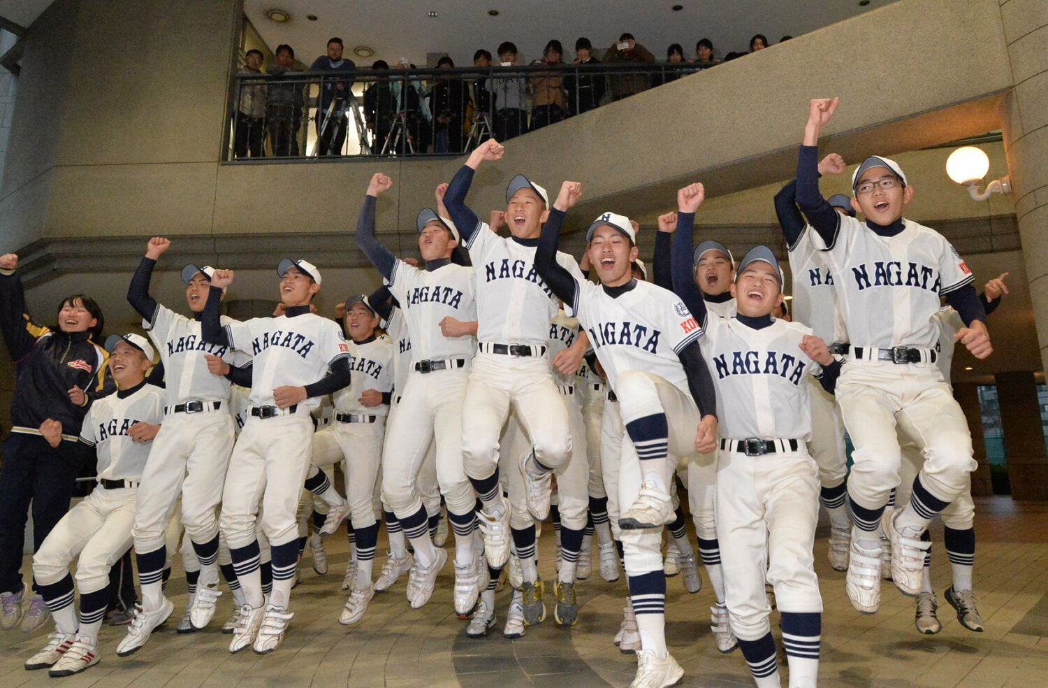 21世紀枠でのセンバツ出場を決めて喜ぶ長田高校ナイン（16年1月撮影）©︎Sankei Shimbun