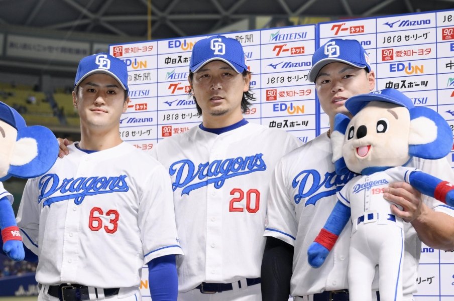 「中日選手の新婚旅行でサプライズ」“仕掛け人”涌井秀章38歳の評判「イメージと違った」ドラ1・草加勝も160km右腕・勝野昌慶も驚いた“涌井の素顔”<Number Web> photograph by KYODO