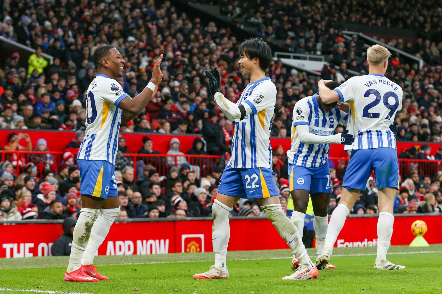 三笘のゴールシーン【5枚目／全5枚】。最後は左SBエストゥピニャンとパフォーマンス　©Getty Images