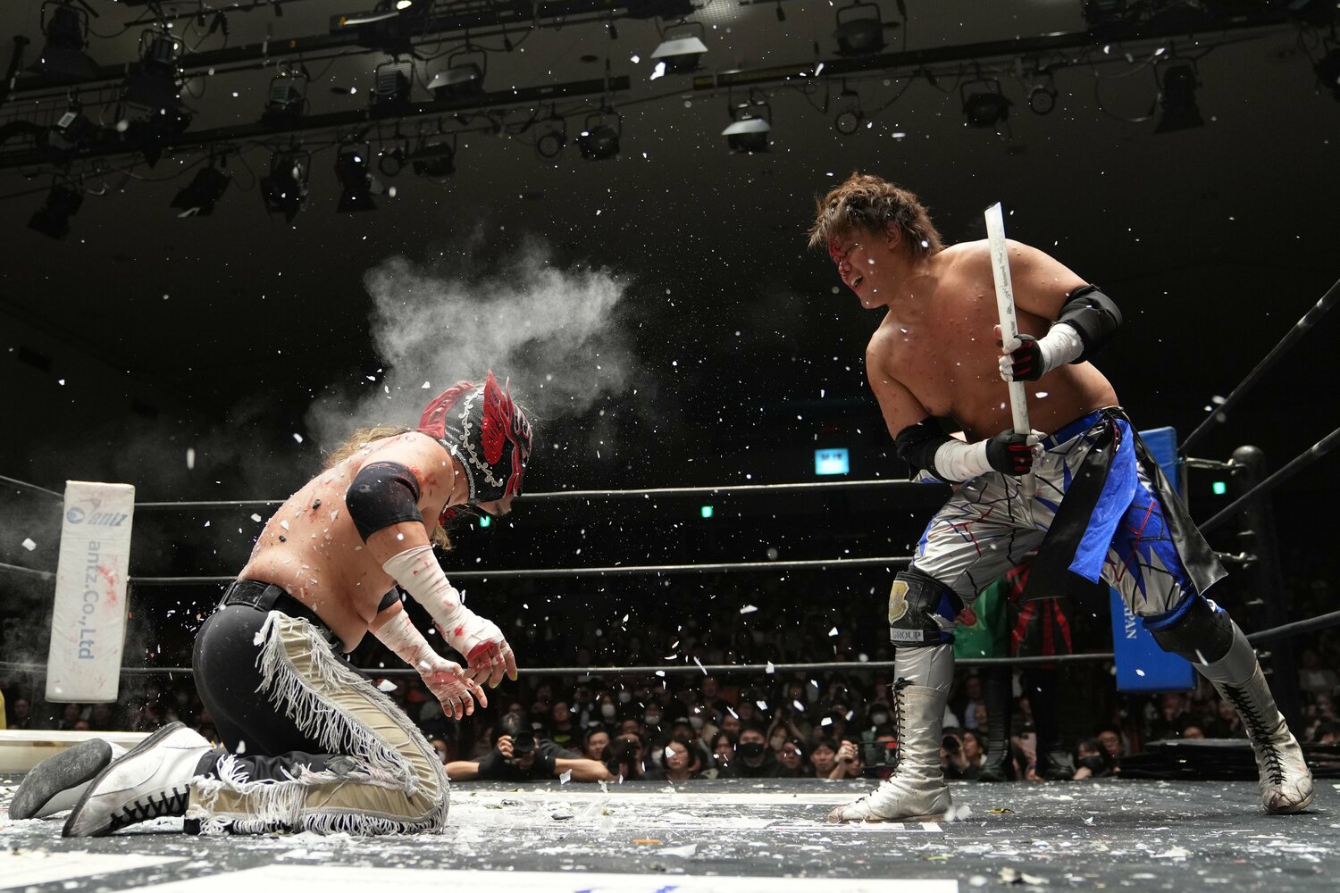 エル・デスペラードの頭に蛍光灯を叩き込む杉浦透　©Masashi Hara