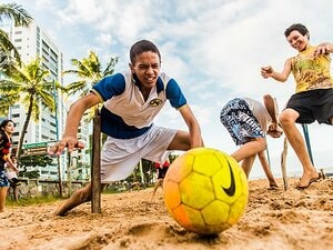 “ボールピープル”を通して変わりゆく世界を見つめる。