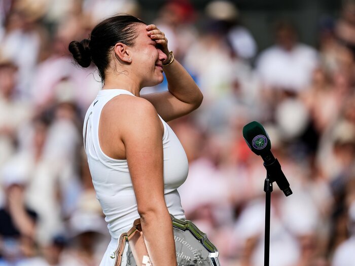 ウィンブルドンテニス決勝で世紀の「0-6、0-6」敗戦に涙…グラフの全仏「こんなに早く終わって申しわけない」事件以来の「大惨事」はなぜ起きた？＜Number Web＞ photograph by Getty Images