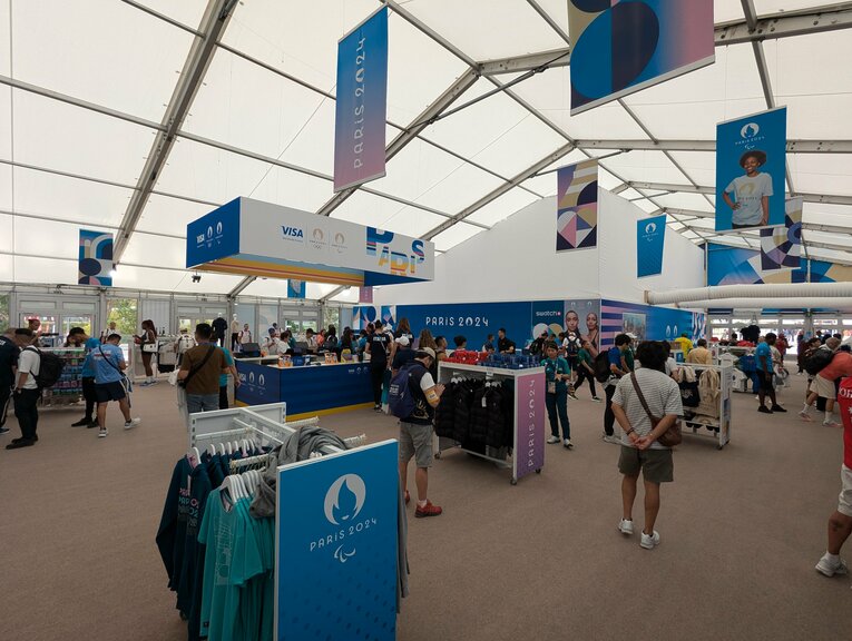 飲食店は無料だが、選手村のグッズショップは支払いが必要。街中にある五輪グッズショップと同じ値段　©JMPA