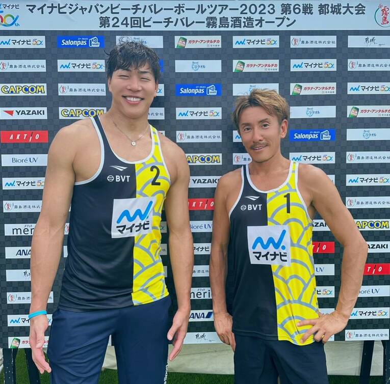 ペアを組み試合に出場した清水邦広と（西村晃一提供）